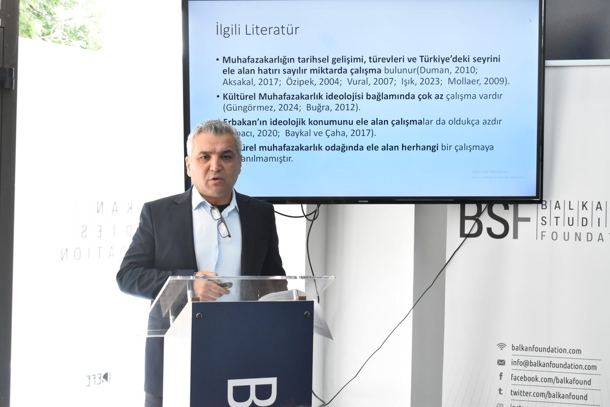 IV. Oturum
Oturum Başkanı: Dr. Sevba Abdula

• Prof. Dr. Lokman Turan – Abdülfettah Rauf’un Şiirlerinde Vardar Nehri: Tarihsel Bir Sembol ve İmgesel Değer

• Prof. Dr. Ahmet Tanyıldız – Mahlas Meselesine Katkı: Abdülfettah Rauf’un Şiirlerindeki “Fetâ” Kelimesini Mahlas Olarak