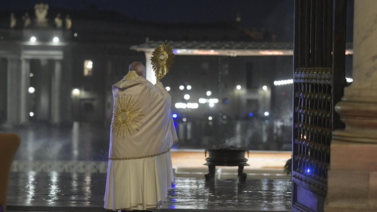 choquei's tweet photo. 🚨ARQUIVO: Em 2020, o Papa Francisco ficou sozinho, rezando pelo mundo. Em 2025, o mundo inteiro está aqui para rezar por ele. https://t.co/u1krSY8Aa2