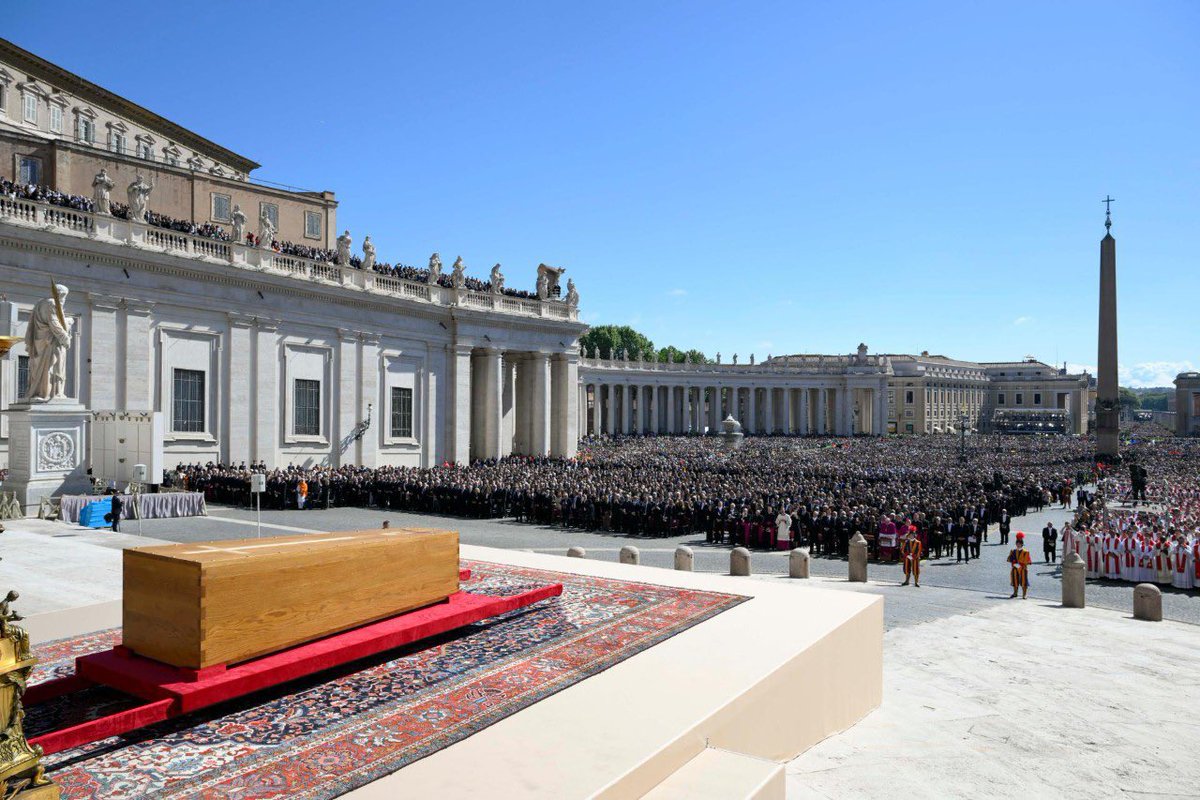 choquei's tweet photo. 🚨ARQUIVO: Em 2020, o Papa Francisco ficou sozinho, rezando pelo mundo. Em 2025, o mundo inteiro está aqui para rezar por ele. https://t.co/u1krSY8Aa2
