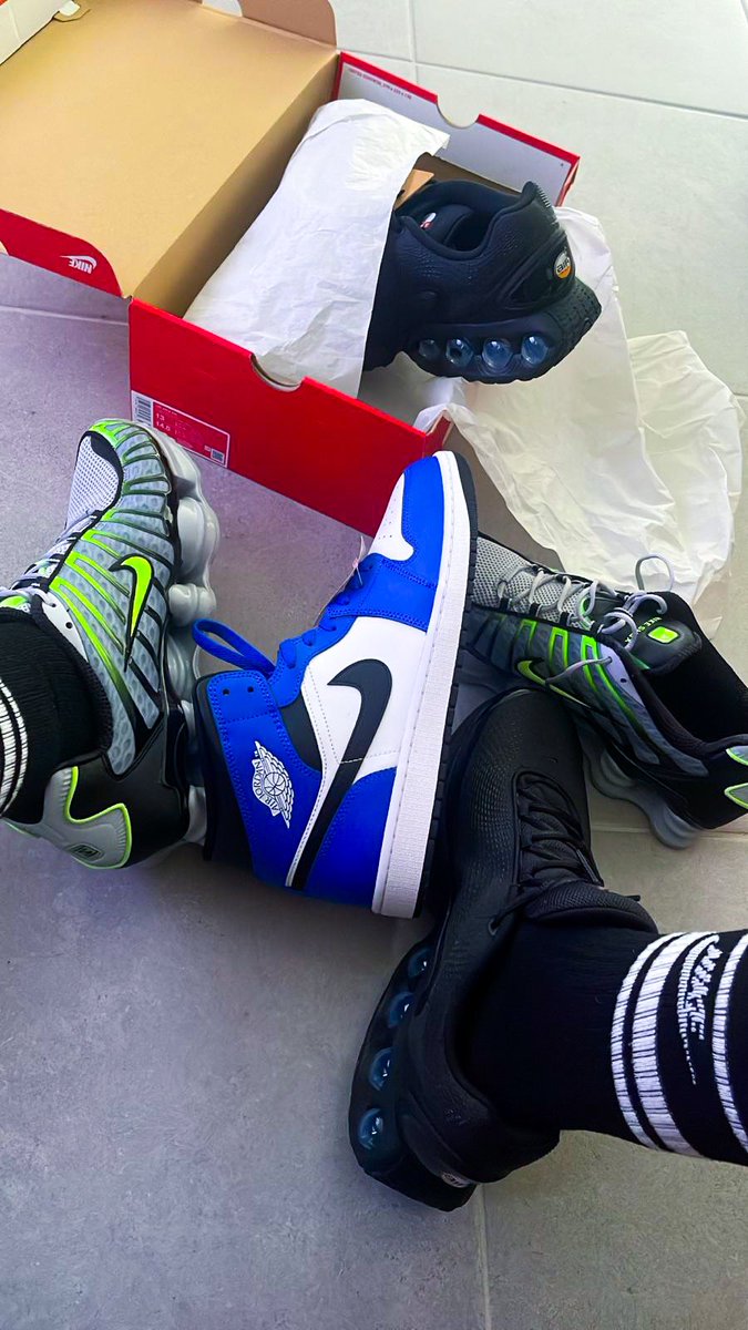TwoSneakerLads's tweet photo. 3 new pairs. 1 day 😜😈👟 https://t.co/251mZRFYRl