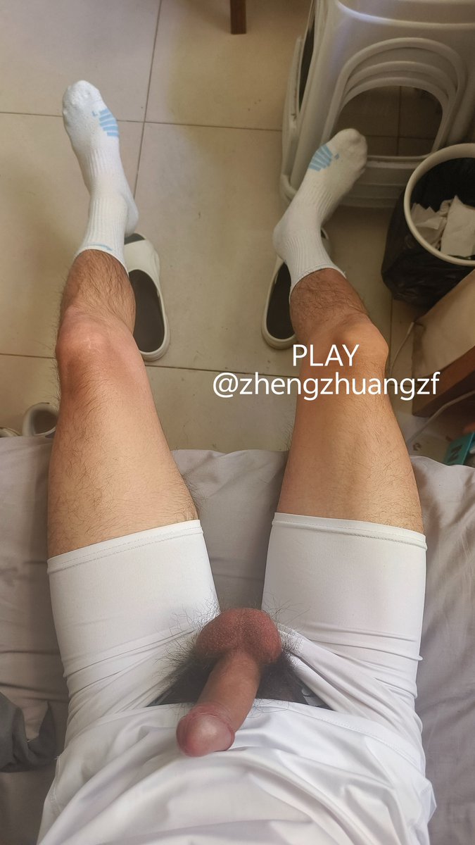 男大的宿舍的自拍
（如果我晚上发定位你们会来吗🥺）
#高弹 #白袜 #锁 #前后反差 #男大体育生 #宿舍 #暴露