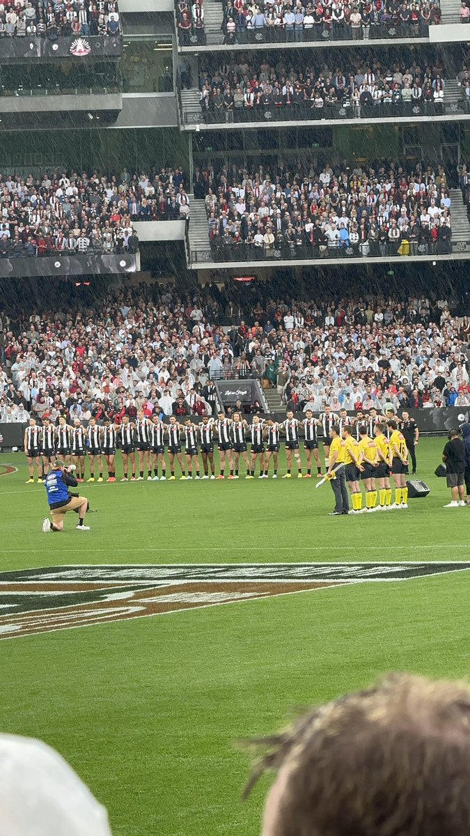 chloe_hensle's tweet photo. Best way to spend your 25th birthday … 
At one of the biggest games of the year and one with so much meaning 🌹🤍🖤 @CollingwoodFC @elliott_jw #afl #AnzacDay2025 https://t.co/rJlviK2HCz