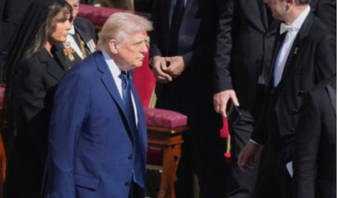 Oggi abbiamo avuto la conferma che Dio non esiste, altrimenti avrebbe incenerito questi schifosi ipocriti.
#funerali