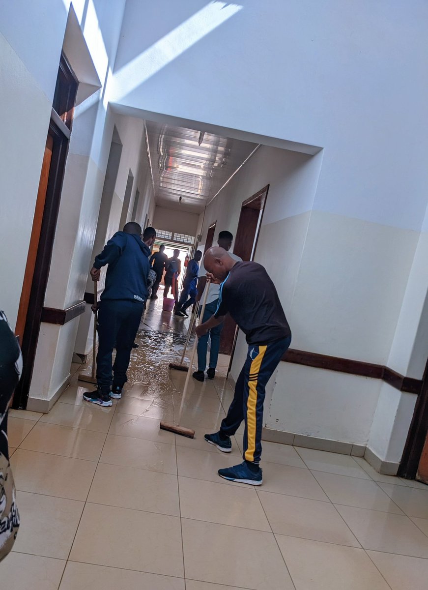 Uyumunsi abakozi b'ibitaro bya Ngarama  bahuriye mugikorwa cy'umuganda ngarukakwezi aho hibanzwe mugusukura ibyumba binyuranye abarwayi barwariyemo.
<a href="/RwandaHealth/">Ministry of Health | Rwanda</a>
<a href="/MUKAMANAMarcel1/">MUKAMANA Marceline</a>
<a href="/GatsiboDistrict/">Gatsibo District</a>  
<a href="/RBCRwanda/">Rwanda Biomedical Centre</a>
