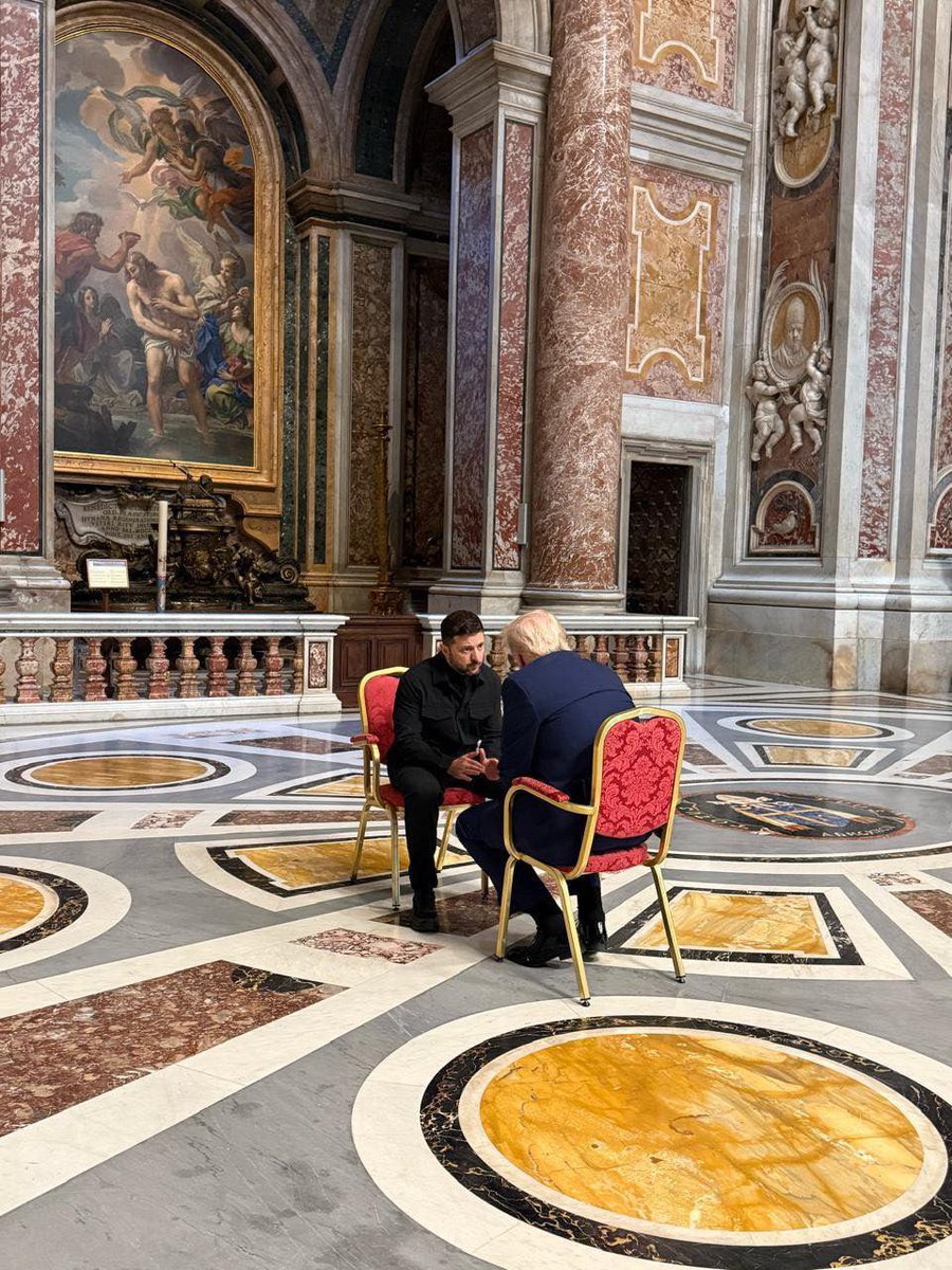 luisellafiore's tweet image. Foto che fanno la storia.
Nella chiesa di San Pietro.
Al funerale del papa.
#funerali
#PapaFrancesco