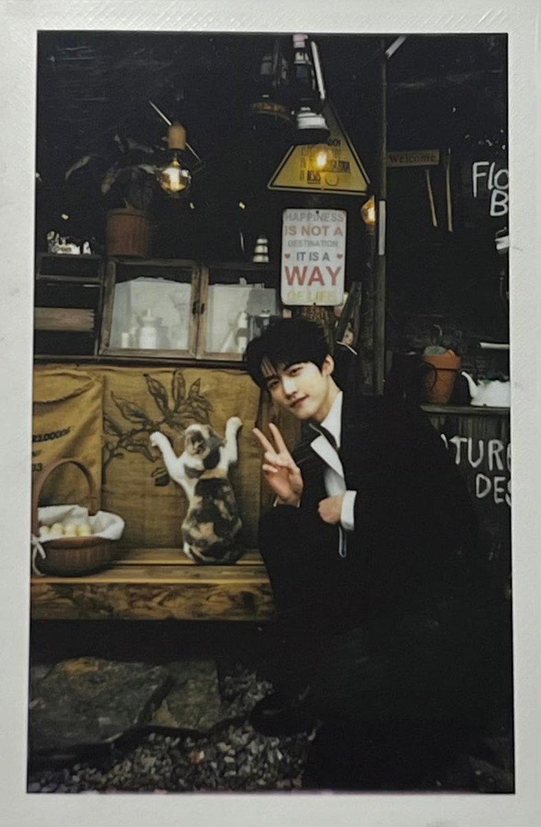 meri_dilireba's tweet image. zhou keyu the biggest fanboy of dilireba and bai yu

what he chose during #TheTruth3 photoshoot segment:
his solo photo that was taken by reba
reba’s solo 
reba’s back photo taken by bai yu
bai yu’s 3 solo photos (includes polaroid by reba)

#baiyu #dilraba #zhoukeyu