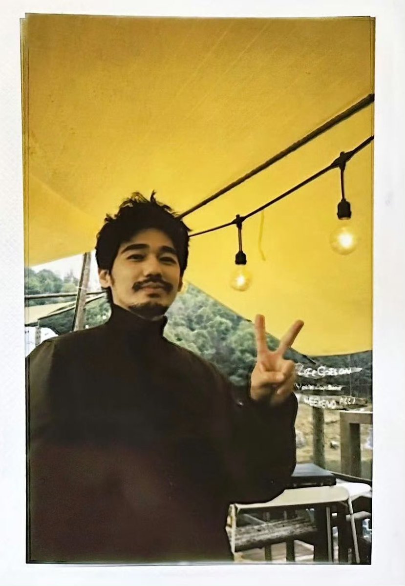 meri_dilireba's tweet image. zhou keyu the biggest fanboy of dilireba and bai yu

what he chose during #TheTruth3 photoshoot segment:
his solo photo that was taken by reba
reba’s solo 
reba’s back photo taken by bai yu
bai yu’s 3 solo photos (includes polaroid by reba)

#baiyu #dilraba #zhoukeyu