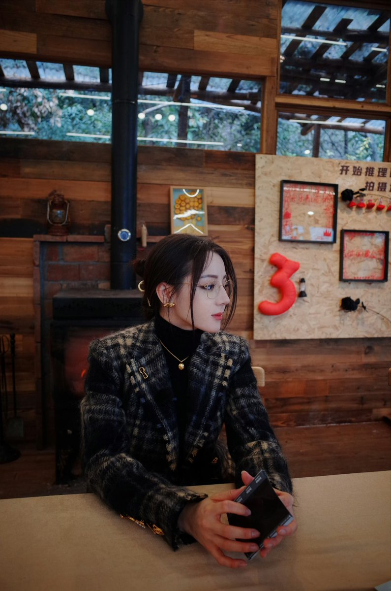 meri_dilireba's tweet image. zhou keyu the biggest fanboy of dilireba and bai yu

what he chose during #TheTruth3 photoshoot segment:
his solo photo that was taken by reba
reba’s solo 
reba’s back photo taken by bai yu
bai yu’s 3 solo photos (includes polaroid by reba)

#baiyu #dilraba #zhoukeyu