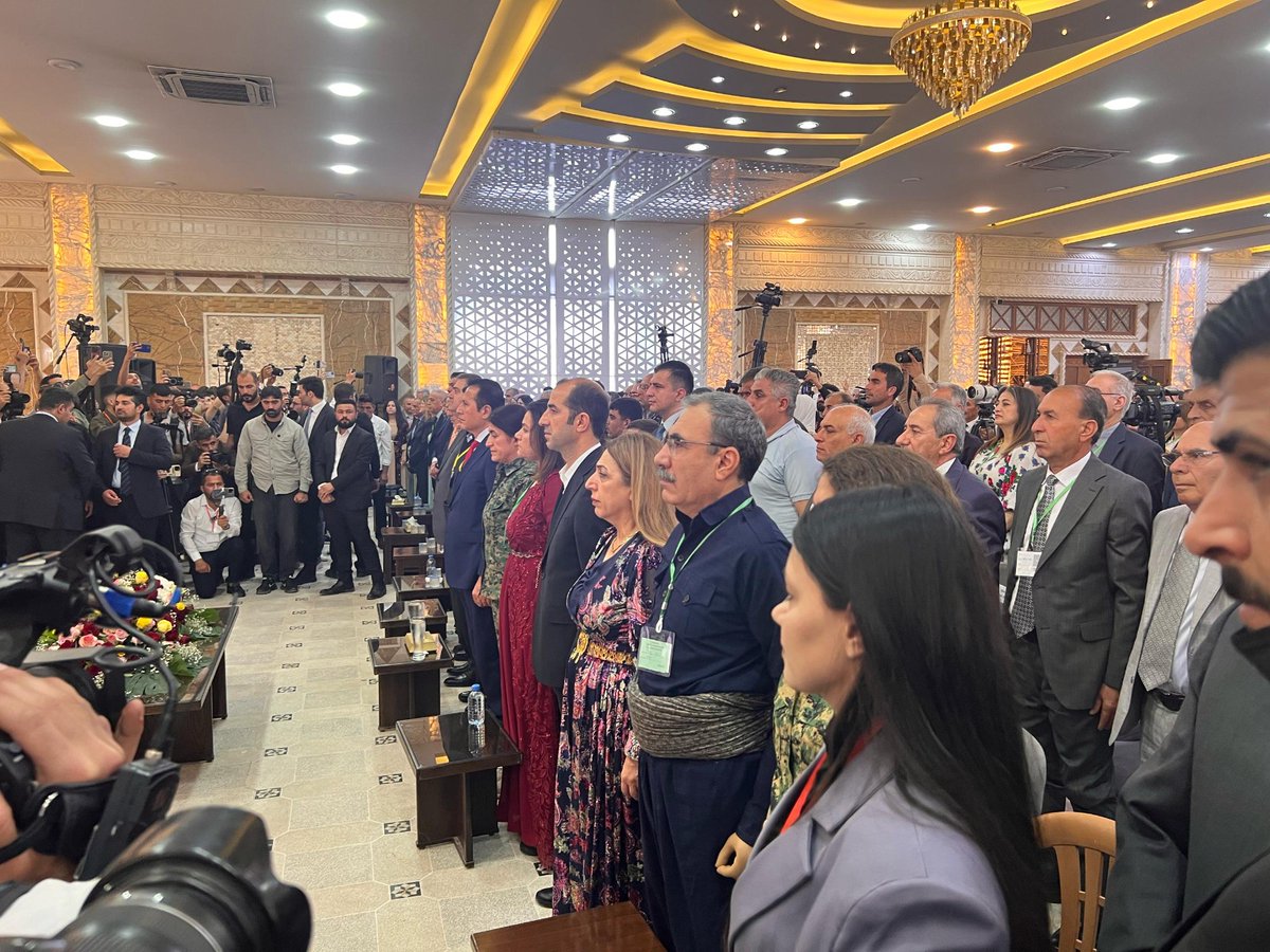 Zarokên mala apê Abdullah, kekê Mesûd û mamê Celal rûyê me spî dikin. Êdî Kurdînî / Kurdayetî navê nû yê azadî û pêşketinê ye. Bi keda cangoriyan û neteweyê, me ev roj jî dît. 

Em hişyar, yekbûyî û hêvîdar in...

Hezar silav li Kongreya Yekrêziyê!

#KongreyaYekrêziyê
#Qamişlo