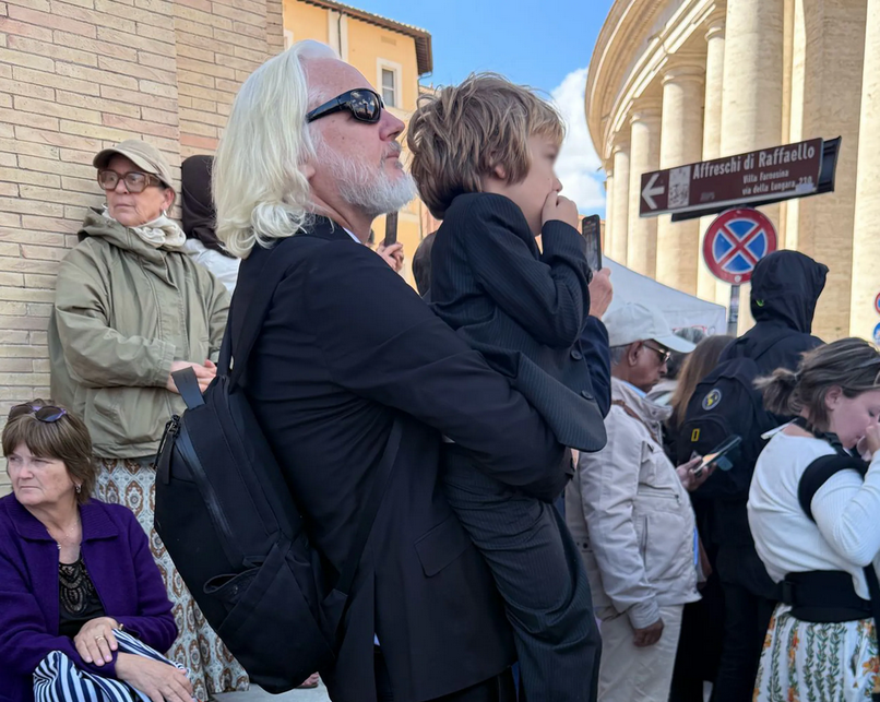 el_pais's tweet photo. 🔴DIRECTO | Julian Assange ha acudido a la plaza de San Pedro para el funeral. “Hemos venido todos a Roma para expresar la  gratitud de la familia por el apoyo del papa durante la persecución a  Julian”, ha escrito Stella Assange https://t.co/c9shyy2gfL https://t.co/eFnWO7OjbH