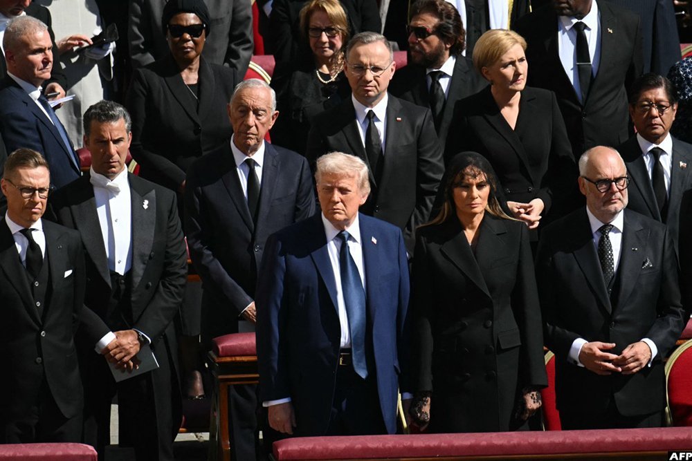 Mollyploofkins's tweet photo. According to the dress code required by Vatican officials for Pope Francis' funeral, men were required to wear a dark suit, along with a long black tie. Trump shows up in blue. https://t.co/Ou5ckXjJqm