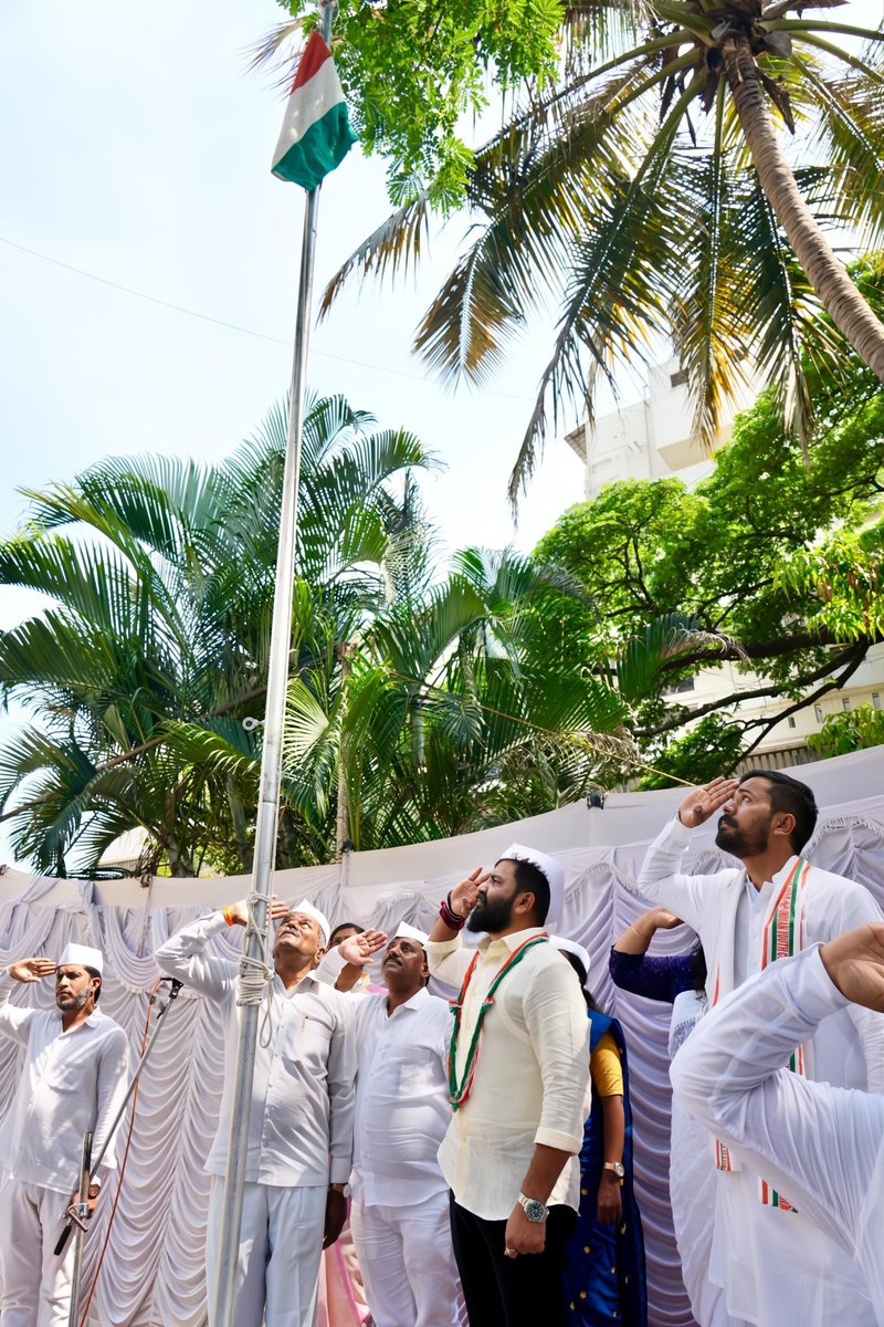 IYCKarnataka's tweet photo. ಮೈಸೂರಿನಲ್ಲಿ ನಡೆಯುತ್ತಿರುವ ಯುವ ಕ್ರಾಂತಿ ಬುನಿಯಾದಿ ಶಿಬಿರದ ಎರಡನೇ ದಿನವನ್ನು ಧ್ವಜಾರೋಹಣ ನೆರವೇರಿಸುವ ಮೂಲಕ ಶಿಬಿರವನ್ನು ಪ್ರಾರಂಭಿಸಲಾಯಿತು.

#ಯುವಕ್ರಾಂತಿ #ಮೈಸೂರು https://t.co/LxcU3m4LmA