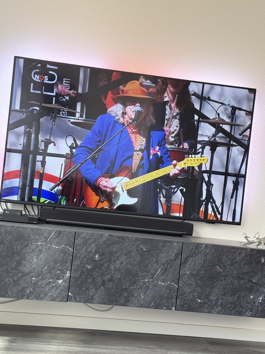 lindaa95x's tweet image. Nu ik Bennie Jolink zie zingen vergeet ik nooit meer dat ik als kleine baby met hem op de foto sta! 😁

#npo1 #Koningsdag #benniejolink