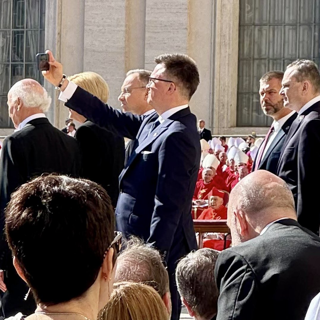 Patrzę na te dwa zdjęcia i myślę: ja nie mam sobie nic do zarzucenia - mój Prezydent godnie reprezentuje Rzeczpospolitą. 

A Wy, co myślicie, wyborcy Hołowni? 

PS O tym też będą te wybory.