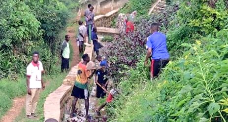 Kuri uyu wa gatandatu hakozwe Umuganda rusange usoza ukwezi kwa Mata ahakozwe Ibikorwa bikurikira:
➖Gutema ibihuru 
➖Gusibura rigore 
➖ Gukora isuku muri  Ruhurura no mu nzira z'imigenderano
➖Gutunganya ubusitani