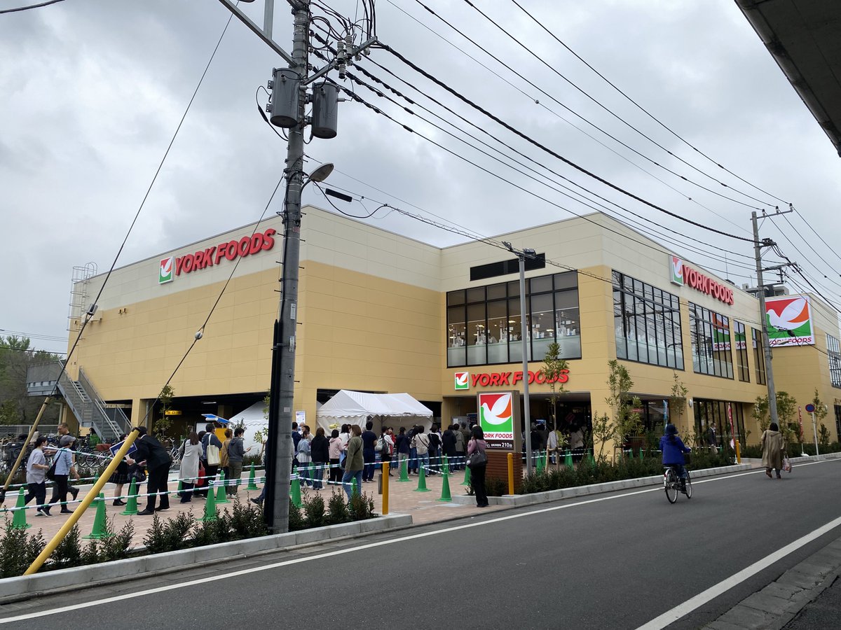 jp_super's tweet photo. ヨークフーズ東小金井店 4/25オープン。駅北口の東側、徒歩とクルマの出入が分離。ピロティ。エスカレータはオーチス。アッパーな品揃えが目立った。
混んでて買物は回避、徒歩数分のジブリエリアを外観眺めてきた https://t.co/kHFIRKHvlg