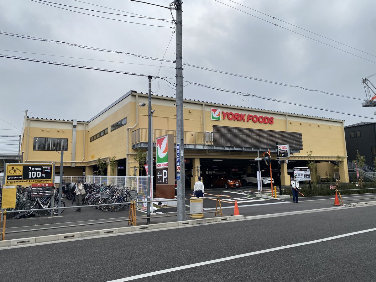 jp_super's tweet photo. ヨークフーズ東小金井店 4/25オープン。駅北口の東側、徒歩とクルマの出入が分離。ピロティ。エスカレータはオーチス。アッパーな品揃えが目立った。
混んでて買物は回避、徒歩数分のジブリエリアを外観眺めてきた https://t.co/kHFIRKHvlg