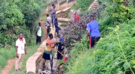 Nyuma y'Umuganda rusange twaganiriye kuri Gahunda ya Ejo Heza ,kwishyura ubwisungane mukwivuza, kwivana mu bukene,kwicungira umutekano,kunoza isuku n'isukura no kwirinda Ibiza byatwara Ubuzima bw'abaturage bimuka ahashyira Ubuzima bwabo mu kaga.