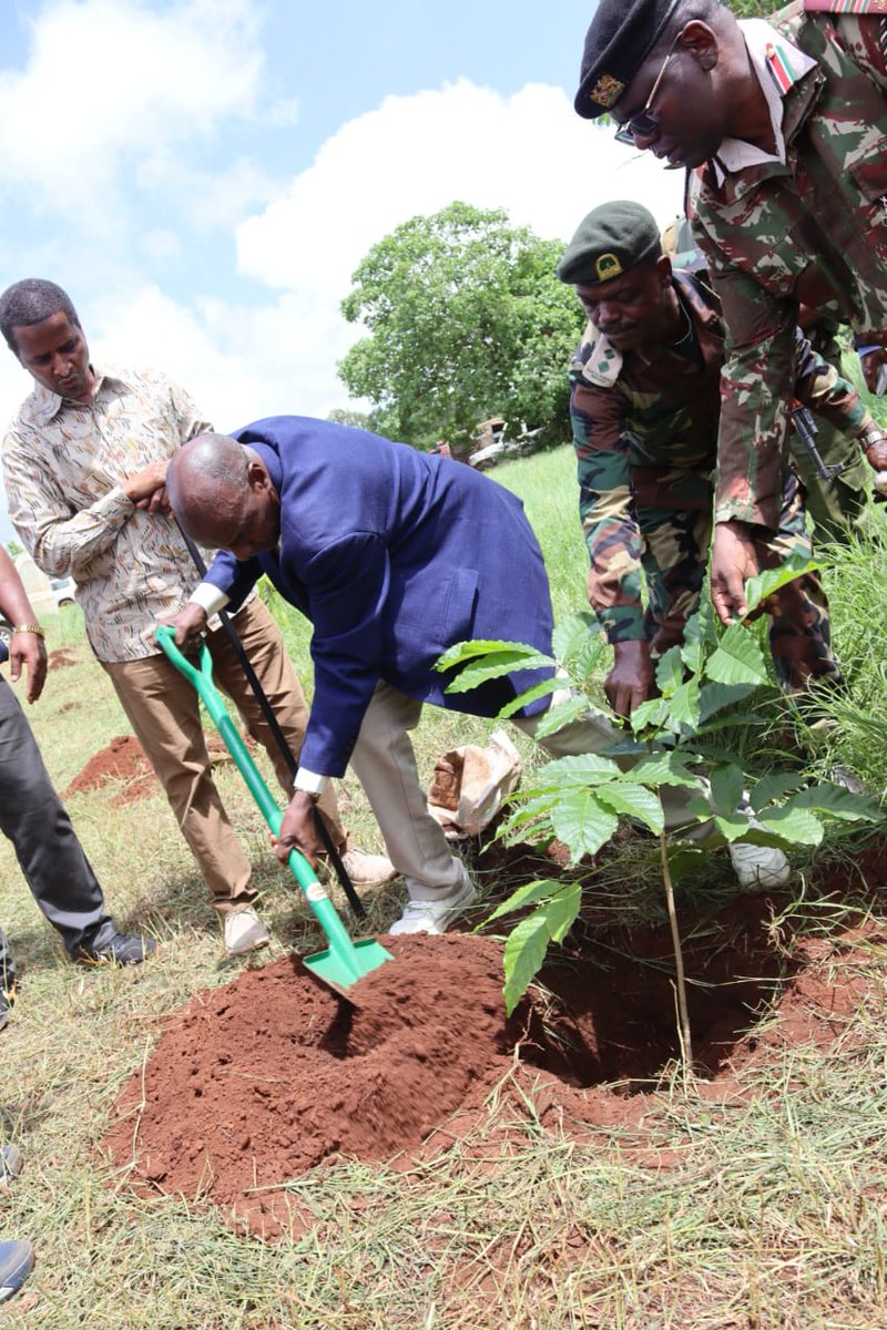 harsama_kello's tweet photo. Earlier today, with colleague Ismael Madey, @GovMohamudAli, Women Rep @NaomiWaqo &amp; NDMA CEO @HaredAHassan, we joined the Head of Public Service  @koske_felix for tree planting &amp; food distribution exercise at Kubi Gadamoji cultural shrine,Sagante/Jaldesa Ward, Marsabit County https://t.co/Ek0aGrHtXv