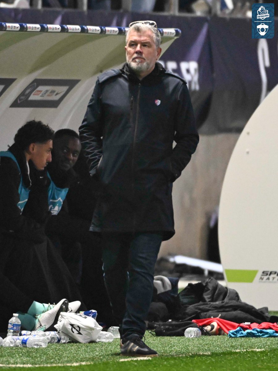 Footballogue's tweet photo. Complètement fou : Philippe Clément, l'entraineur de Dives-Cabourg (N3), va connaitre ce soir son 𝟭𝟬𝟬𝟬𝗘𝗠𝗘 𝗠𝗔𝗧𝗖𝗛 sur le banc du club ! 😳😳

Le coach de 54 ans a pris ses fonctions en 1994 et ne les a jamais quitté depuis.

On en voit très très rarement des longévités pareilles dans le football de nos jours, c'est juste remarquable ! 👏

(L'Équipe)