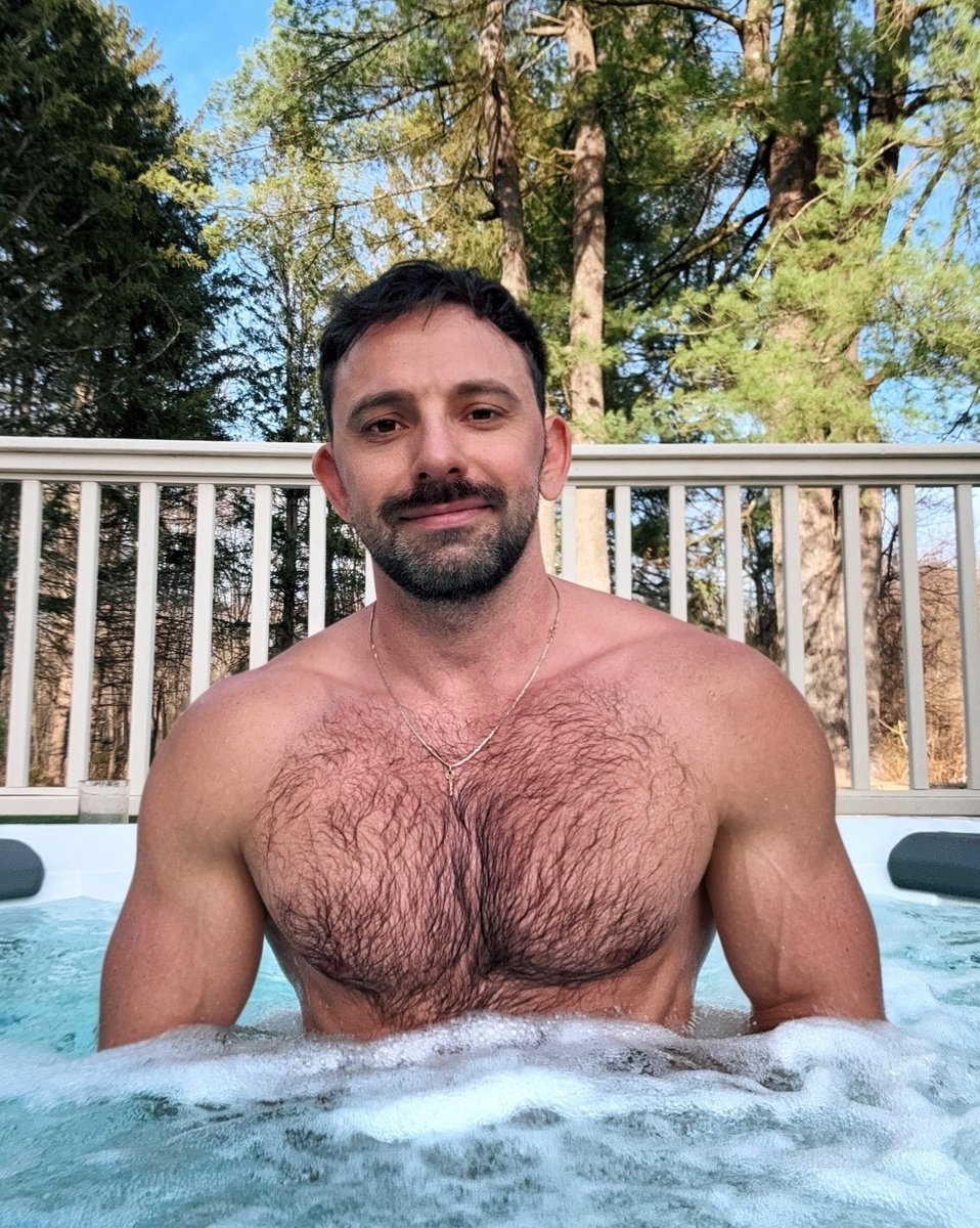 uio806183's tweet photo. Hot tub break  🛁 https://t.co/U7r6CiJ3TF