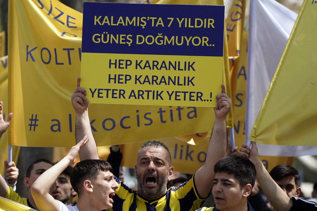 Fenerbahçe Divan Toplantısı'nda bir grup taraftar, yönetime tepki gösterdi.