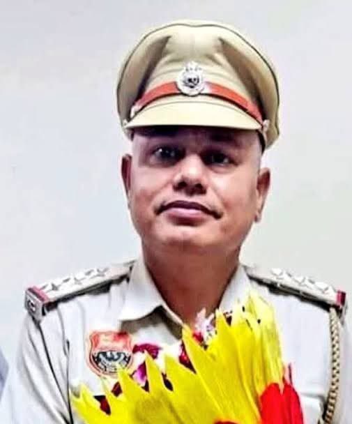 यह इंस्पेक्टर राधेश्याम है। इसने जिस दरिंदगी को अंजाम दिया है, उसने खाकी को दागदार कर दिया है। इस दरिंदे ने आबिद नामी एक शख्स के साथ दरिंदगी हैवानियत की हदें पार की हैं। इस दरिंदे ने हरियाणा के पलवल थाना में आबिद को विश्राम कक्ष में ले जाकर उसके कपड़े उतरवाए। इसके बाद हाथ-पैर