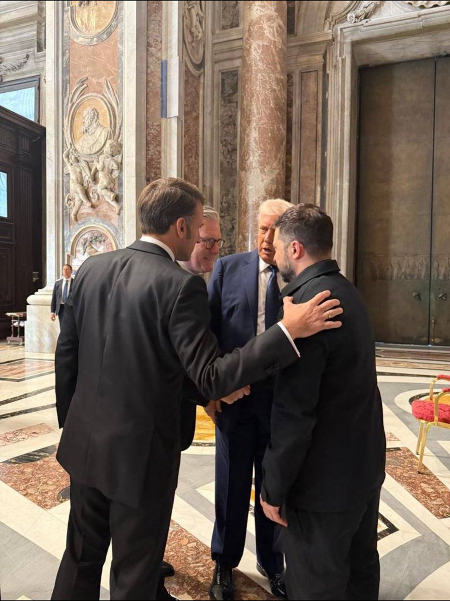GuyS1250's tweet image. Extraordinary Photos .... could peace be the legacy of the Pope, even after death?