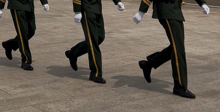 天安门的兵哥哥都好帅啊，看的几把硬硬的