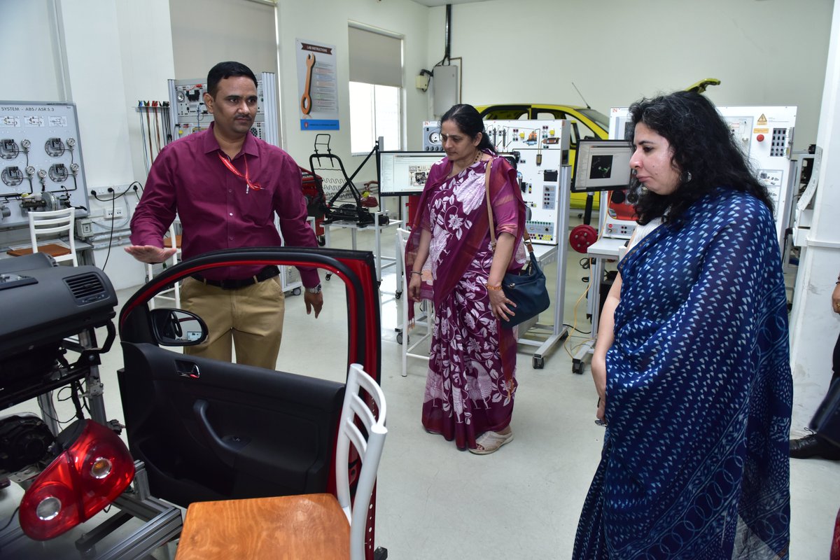 symunescoconf's tweet photo. Panel Members of the International Conference on TVET &amp; Skill Development visited the Skill Centre at Symbiosis Skills and Professional University! 🌟

During their visit, they witnessed how we are redefining education through skill-based, practical learning experiences. https://t.co/yMMXWYcVhH