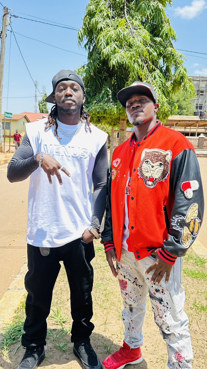 My people gave me too many flowers 💐 
And it is bringing too many bees 🐝 in my crib.