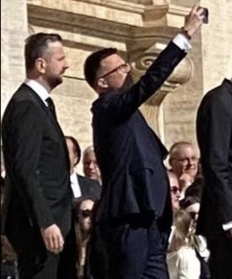 Zwykłe ofiary losu.Błazen z popychadłem