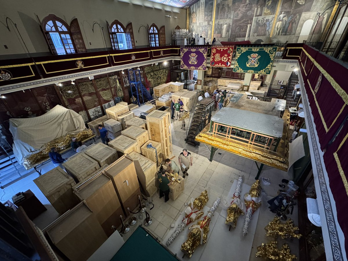 Hoy prosiguen los trabajos de desmontaje y embalaje de cara a la #ProcesiónRoma25.

El salón de tronos se ha llenado, durante toda la semana, de hermanos y devotos que han querido ayudar en este momento histórico para la Archicofradía.

#EsperanzaEnRoma