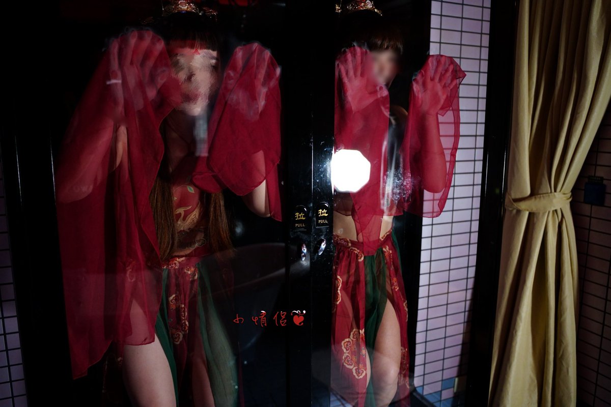 你看得見我對吧？你剛剛有看我一眼。

某條老街開了一家神秘復古的古物店，店內最吸睛的是擺在櫥窗裡的「紅衣公主」她身穿古代嫁衣，容貌美豔，氣質高貴，仿若活人。
有人說，半夜經過時會聽到輕輕的敲玻璃聲，像是在求救。
別回頭看！她們會以為你願意帶她走。𖠿
<a href="/Hedy158158/">Fred&Hedy❣︎ Northern Couple</a>