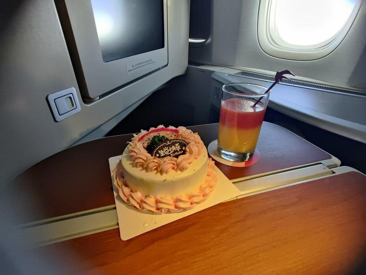 Lingyan50839141's tweet photo. May every year be spent running towards what you love.❤️✈️#china_eastern_airlines#travel #photography #beautiful_scene #geomorphology #geologic #journey #Clouds #nature #aircraft #plane #flight_attendant #cabincrew #flight https://t.co/w3i6t8iDXe