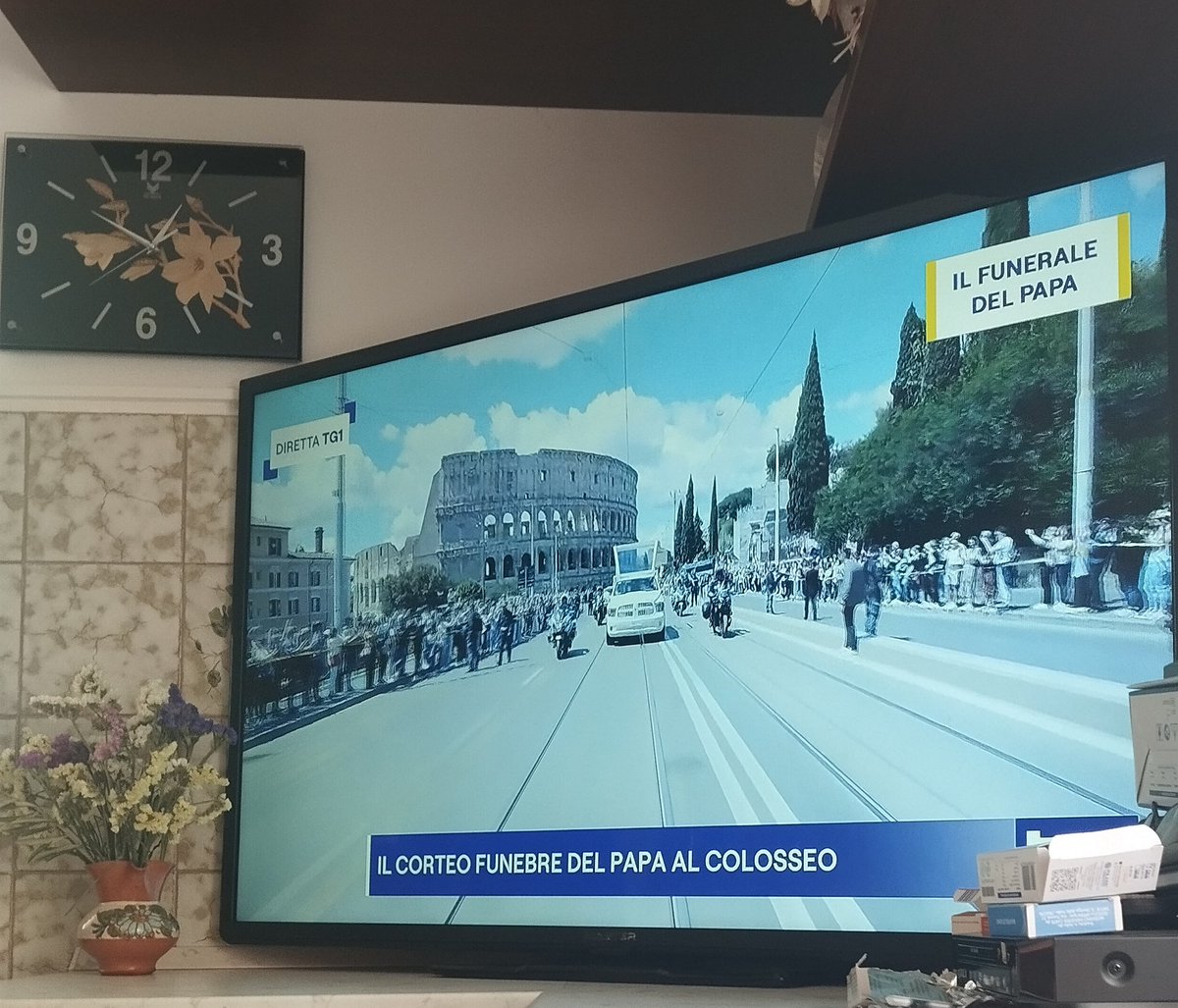 danaeloisax's tweet image. Non sono credente, non metto piede in chiesa da anni, salvo per interessi accademici, ma questo corteo per le vie più importanti di Roma e la presenza di così tante persone mi fa commuovere.
Questo per farvi capire quanto fosse amato e lo sia ancora.
#funerali
#PapaFrancesco