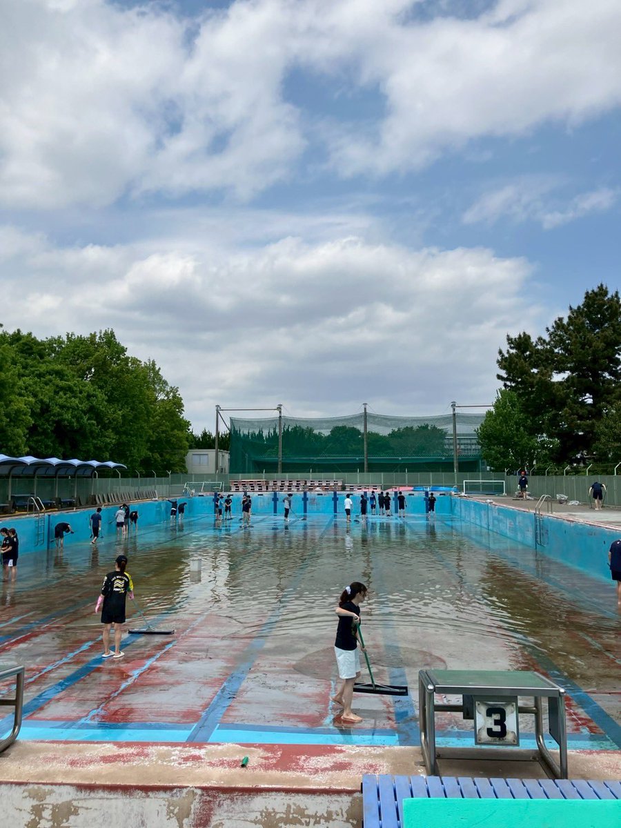 chibathlon_CU's tweet photo. こんにちは！
今日は千葉大水泳部の方々とともにプール掃除を行いました！
私たちは草むしり担当🌱かなり綺麗になったと思います！
こういうコツコツ作業は得意です😎
プール開きは六月から🏊
施設を���効活用して、練習を積み上げて行きます！

#千葉大学　#草むしり検定 https://t.co/YtlQbMzzQB