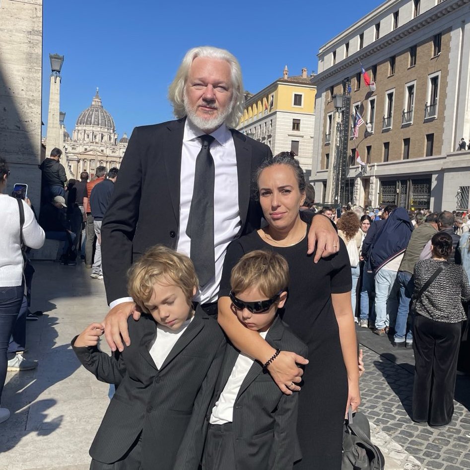 GeopolPt's tweet photo. 🇻🇦🇦🇺 Julian Assange, mulher e filhos, hoje no Vaticano. Crê-se que a pressão do papa Francisco terá sido uma das razões para a libertação do jornalista australiano. https://t.co/dkWAv29rx4