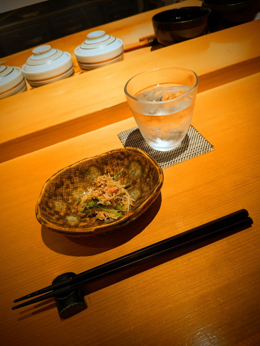 今日の一品
四谷　-すし処　志げる-　より
毛ガニ　アスパラ和え
芋焼酎　三岳　（鹿児島）
#ミシュラン #グルメ #寿司 #ニューハーフ好きと繋がりたい