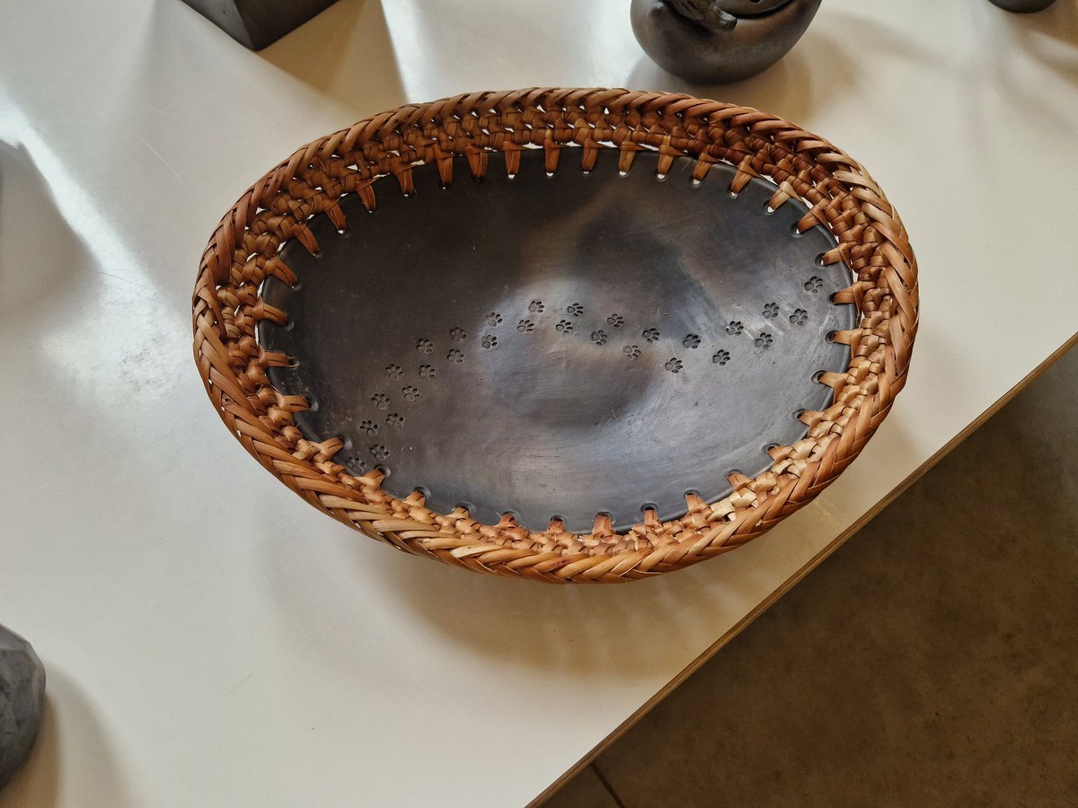 Arī šo nevarēju atstāt, lielākoties tāpēc, ka kaķu ķepiņas 🐾 un māls ar pinumu - ļoti efektīgs faktūru savienojums.  #JurisPapinovs #Pīterkolns