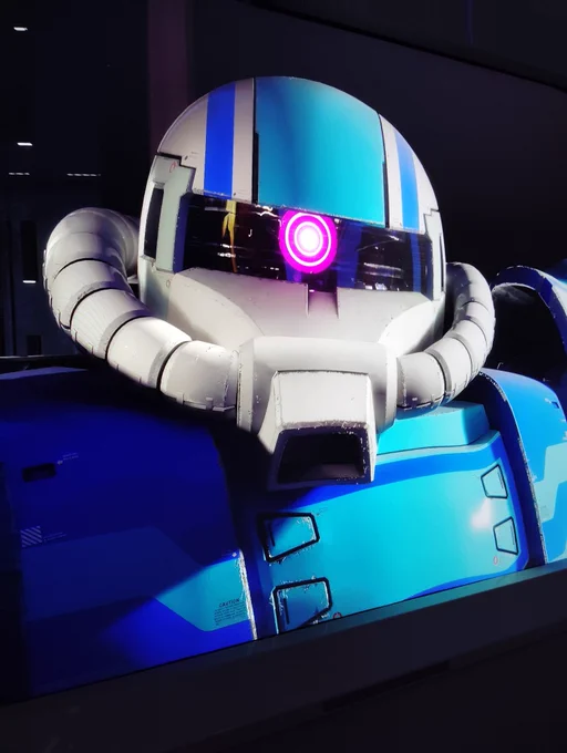 ガンダム館では真横にザクさんがずっとおりましてん。 