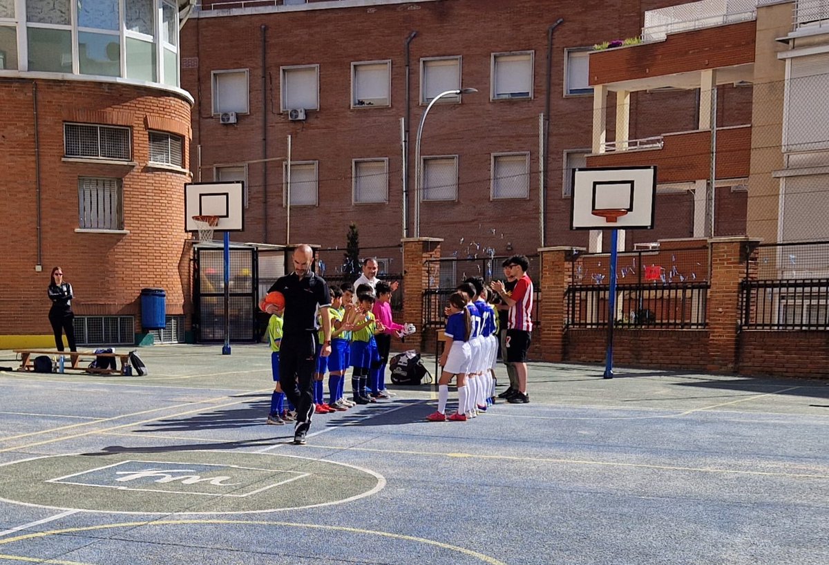 Nuestro homenaje y respeto a todos los árbitros. Sin ellos no podríamos disputar competiciones. Sin nuestra ayuda  entrenadores,jugadores,familias... no podrán crecer en su labor. Si desde el deporte base enseñamos ese respeto todo será mucho mejor para todos.