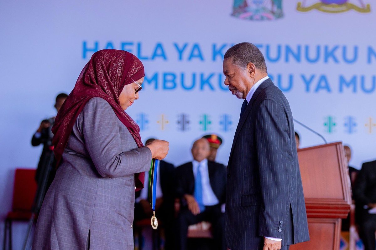ikulumawasliano's tweet photo. Rais wa Jamhuri ya Muungano wa Tanzania, Mhe. Dkt. Samia Suluhu Hassan akimtunuku Nishani ya Kumbukumbu ya Muungano Daraja la Pili kwa Makamu wa Rais Mstaafu wa Jamhuri ya Muungano wa Tanzania, Mhe. Dkt. Mohamed Ali Shein kwenye hafla iliyofanyika Ikulu Chamwino Mkoani Dodoma tarehe 26 Aprili, 2025.