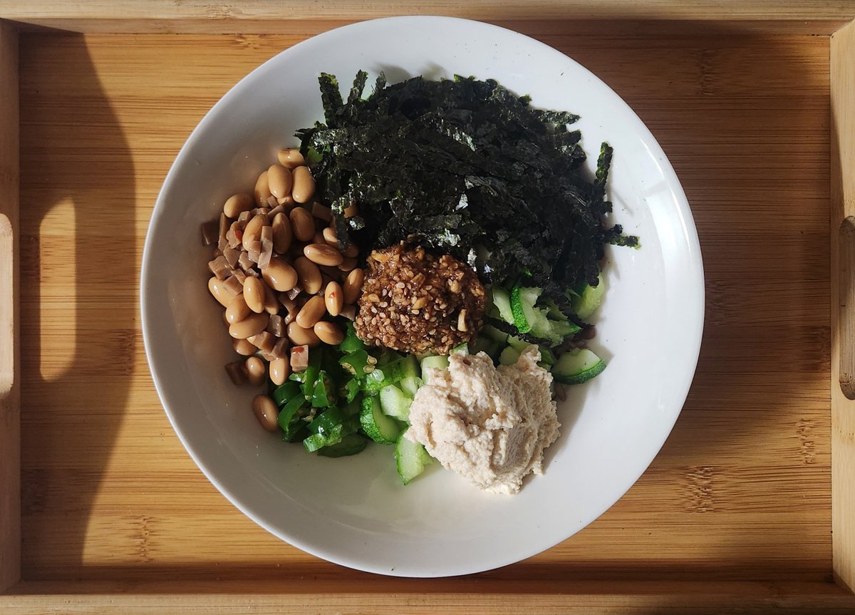 저녁은 오이김비빔밥 !!
디디미니님 소스(들기름2 간장1 다진마늘1 식초1 알룰로스0.7 깨0.5 갈아넣기)만 미리 만들어두면
오이&amp;청양고추썰고 토핑 얹기만하면 돼서 조리 5분컷이고 너무맛잇음.
오이김비빔밥은 참기름 베이스보다 요 들기름 베이스소스가 정말맛잇더라구요 저는... 그리고청양고추필쑤