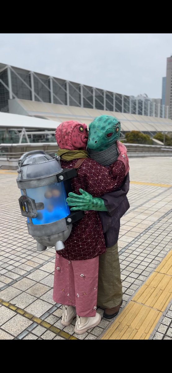 sakure_movieee's tweet photo. SWCJ2025ではドラマ『マンダロリアン』の1話だけに出てくるフロッグレディ夫妻のコスプレをしました。少人数知ってればいいなぁと思ったら人だかりができるほどで、スターウォーズの人気の高さに驚き、この格好を仕上げてほんとによかったと思いました！！
#SWCJ2025
#SW推し事キャンペーン https://t.co/Yyx59J2KwX