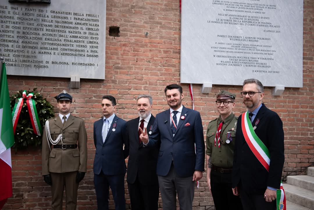 Kombatanci's tweet photo. 🇵🇱🇮🇹 #Bolonia Na Placu Neptuna odsłonięto tablicę upamiętniającą wyzwolenie miasta przez żołnierzy 2 Korpusu Polskiego! W uroczystości zorganizowanej przez UdSKiOR udział wzięli weterani, Polonia, rekonstruktorzy, harcerze i władze miasta. 
👉 https://t.co/5UdIcH72Vc https://t.co/VpXscYWQ6X