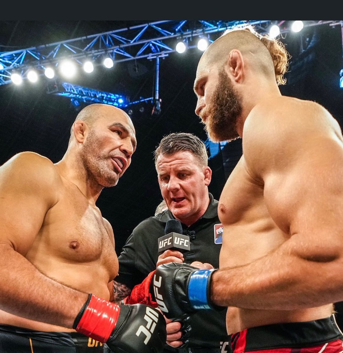 2021-2022 Glover x Jiri. 
2022-2023 Makhachev x Volk.  
2023-2024 Holloway x Gaethje. 

For the last three consecutive UFC fight of the year winners I have had the honour &amp; privilege of being the referee in all 3 of them. All were 5 round affairs. The last one had 1 second