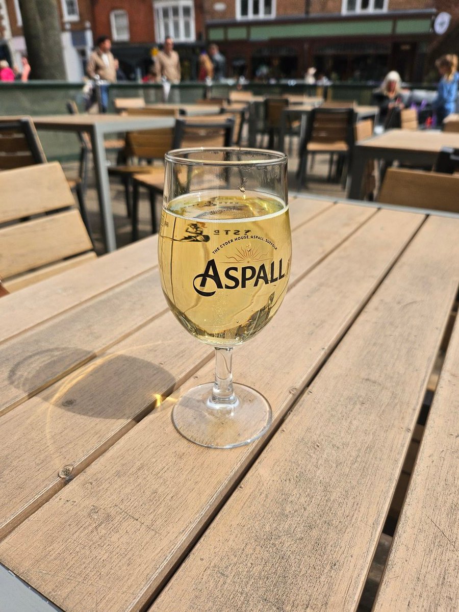 zoemufc's tweet image. Sun is out and so am I 🍻