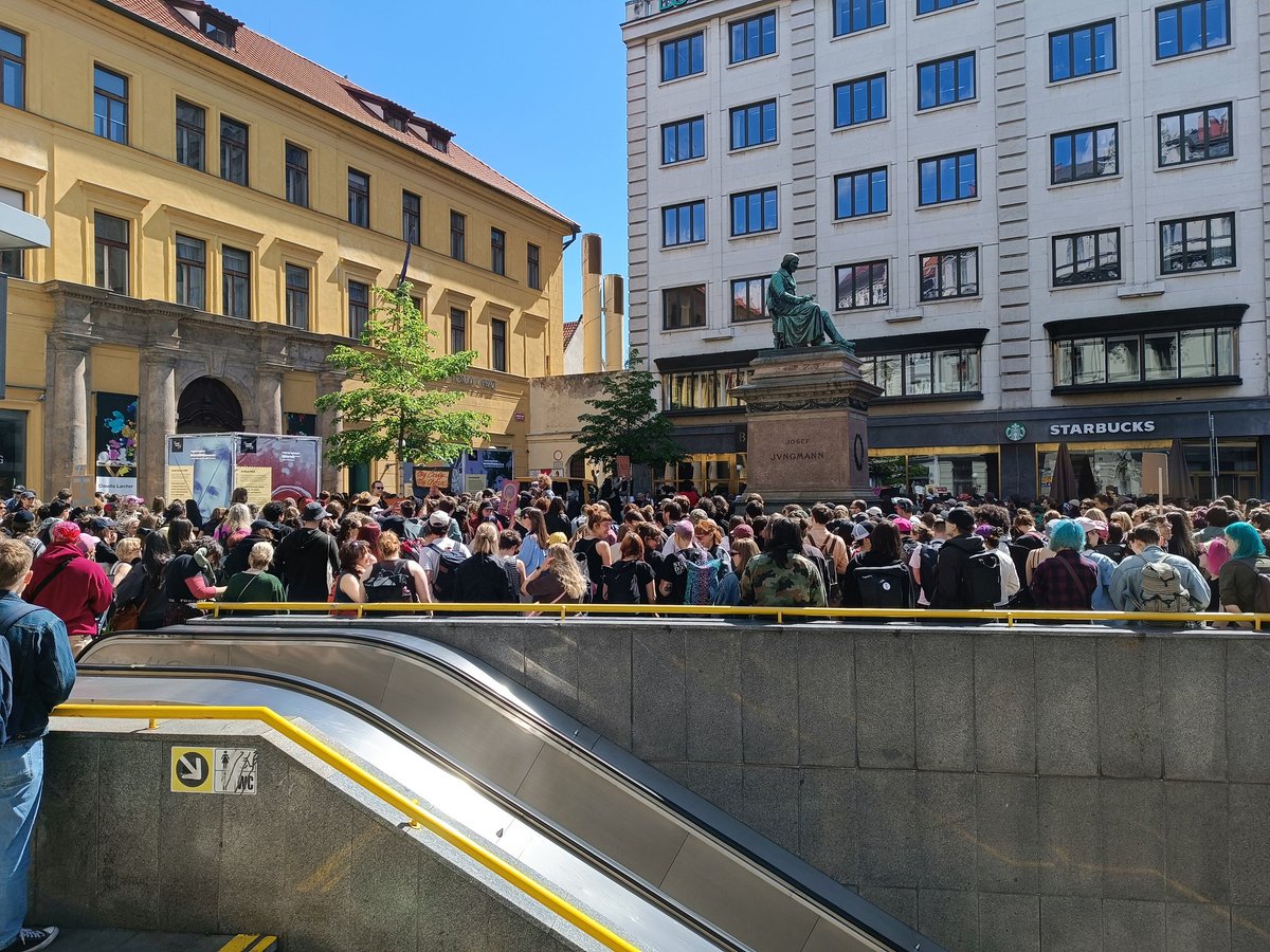 WednsLynn's tweet photo. Každopádně jako u minulého setkání proti klerozmrdům budu i teď postovat, co se děje a půjde to postupně do vlákna. Už teď je tu dost lidí a je super, že se tu sešlo zase tolik, co se staví za lidská práva. https://t.co/l6XHfDRPdn