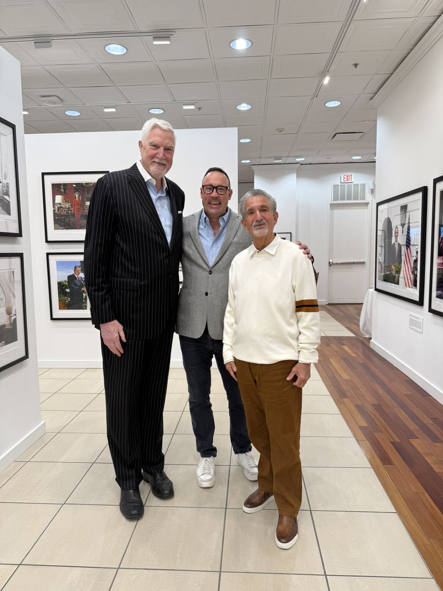 TomMcMillen611's tweet image. Great afternoon w/ @MonSportsNet — @TedLeonsis and @ChrisCillizza — at Henry Benson’s incredible exhibit. 150+ iconic shots of celebrities and historic moments. #HarryBenson #Photography #ArtExhibit #MonumentalSports #DCEvents